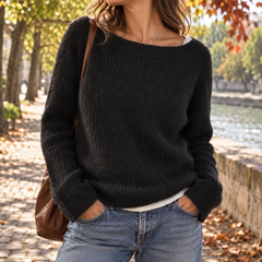 Maglione donna nero con scollo a barca e polsini a coste su pantaloni chiari