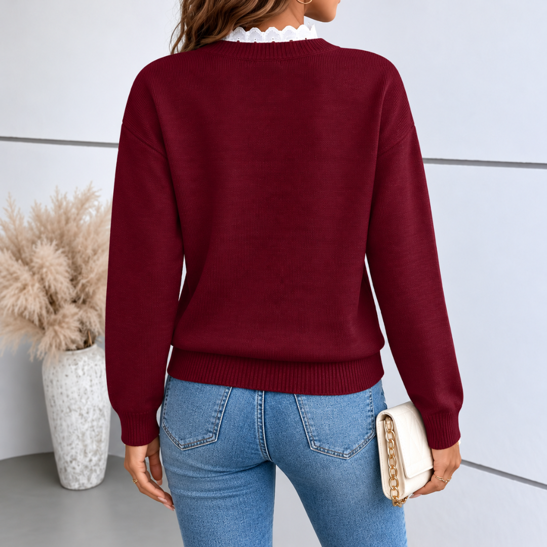 Retro del maglione bordeaux con bordo bianco traforato al collo e fondo a coste