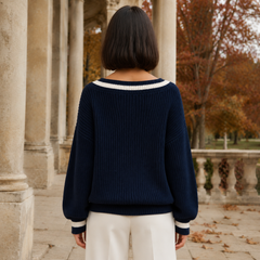 Retro del maglione blu navy con bordo collo bianco e orlo a coste