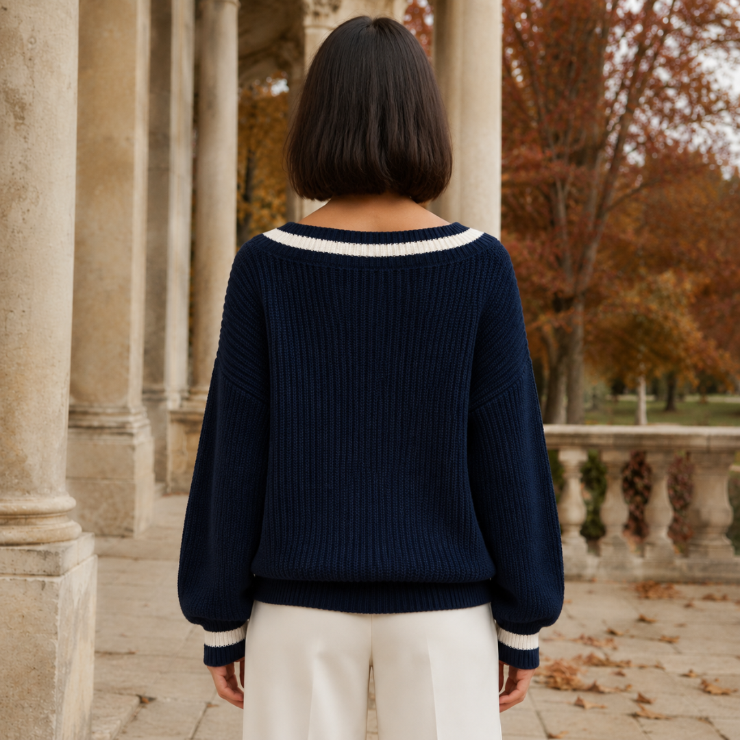 Retro del maglione blu navy con bordo collo bianco e orlo a coste