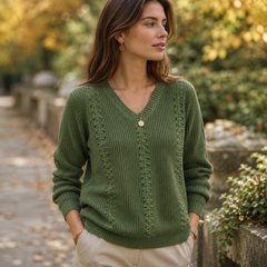 Maglione verde con scollo a V, righe traforate e polsini a coste