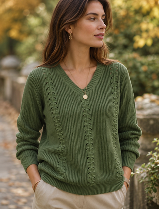 Maglione verde con scollo a V, righe traforate e polsini a coste