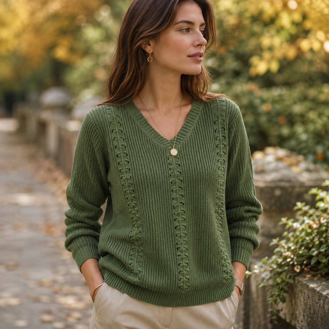 Maglione verde con scollo a V, righe traforate e polsini a coste