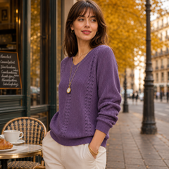 Vista laterale del maglione viola traforato con bordo inferiore a coste