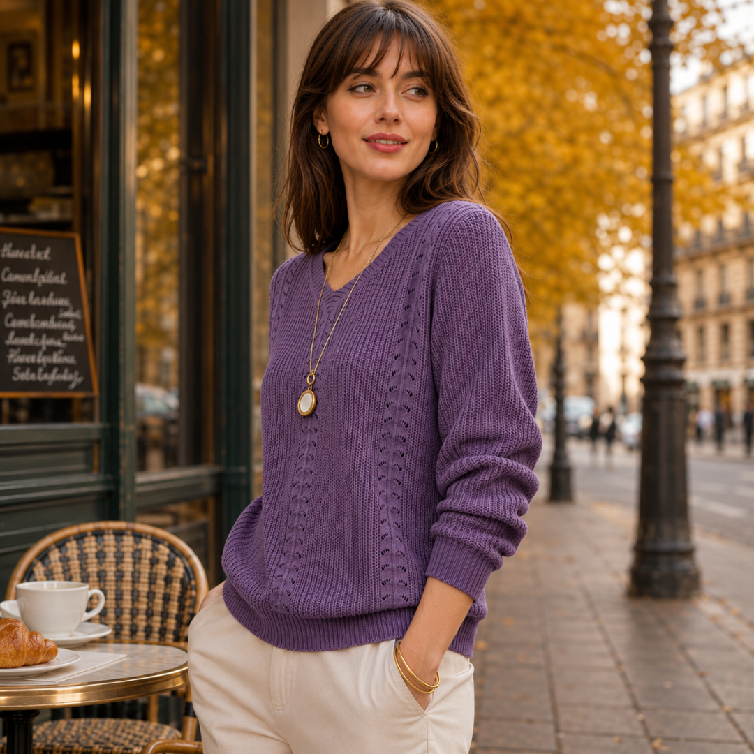 Vista laterale del maglione viola traforato con bordo inferiore a coste
