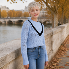 Maglione donna blu in maglia traforata con dettaglio a V nero sul davanti