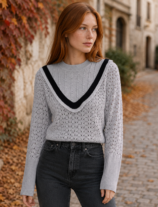 Maglione donna grigio traforato con dettaglio a V nero e maniche lunghe