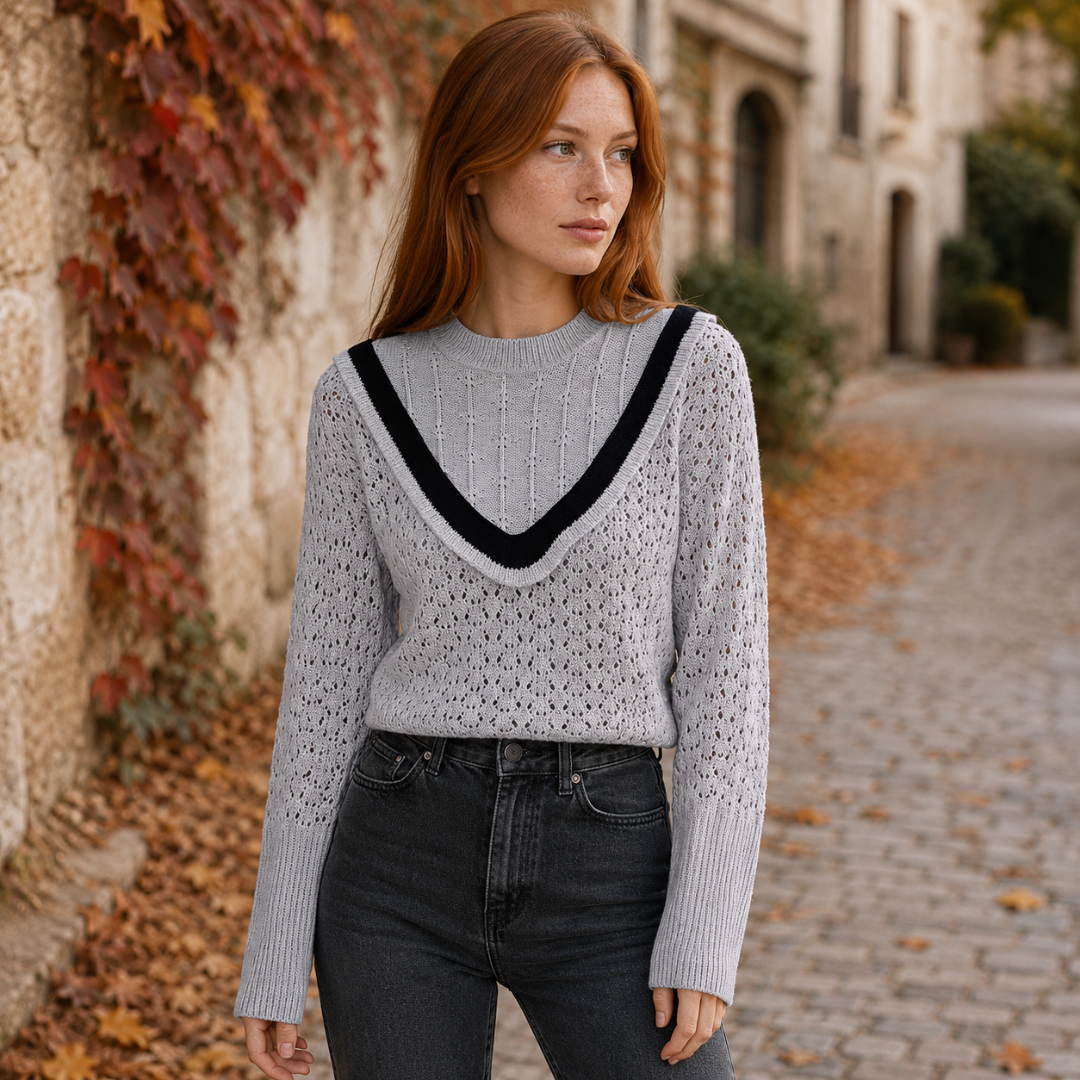 Maglione donna grigio traforato con dettaglio a V nero e maniche lunghe