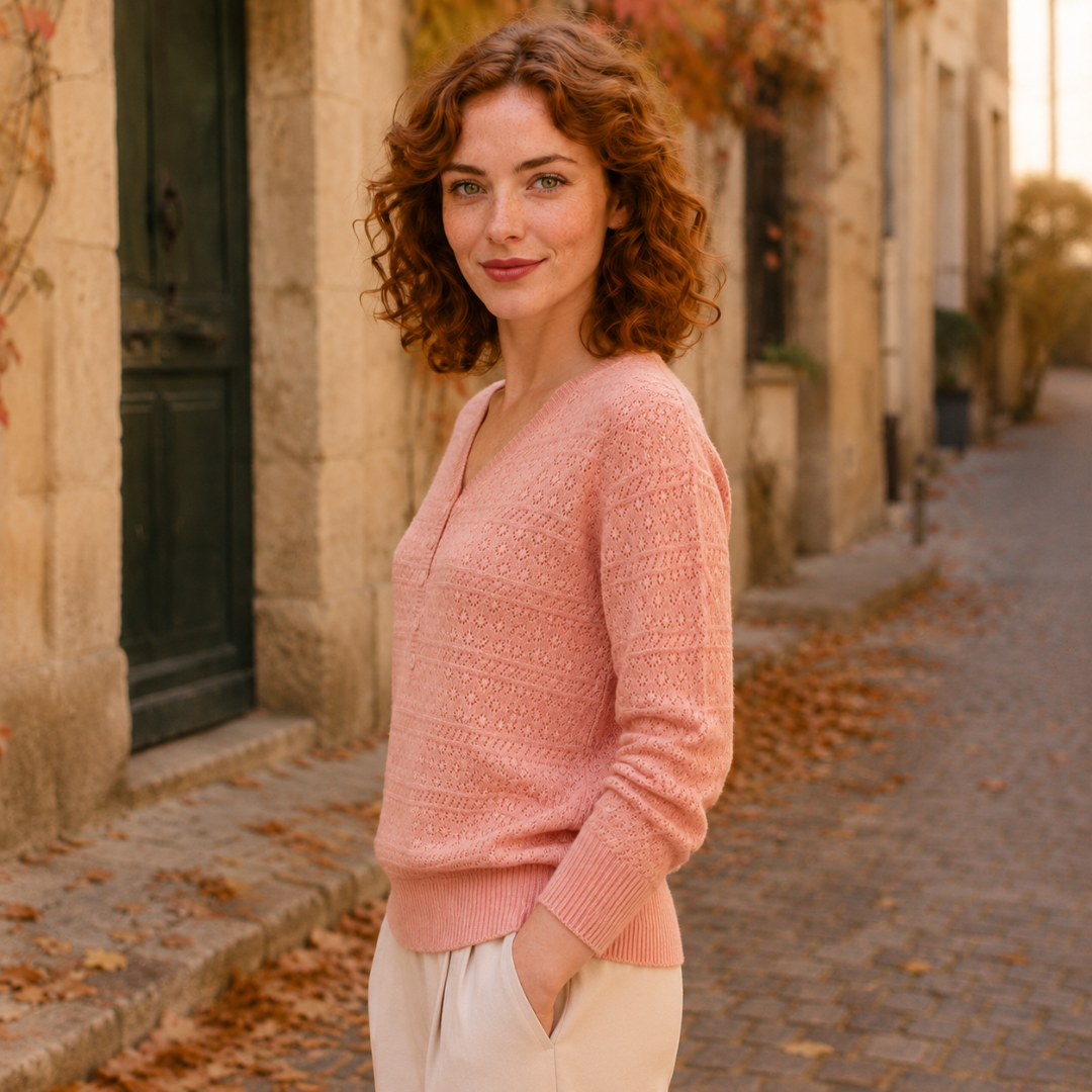 Vista laterale del maglione donna rosa con maniche lunghe e polsini a coste