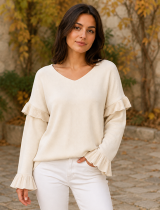 Maglione donna albicocca con scollo a V e volant sulle spalle, vista frontale