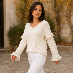 Donna in cammino con maglione albicocca a scollo a V e volant sulle maniche