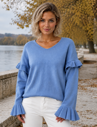 Maglione donna blu a scollo a V con ampi polsini plissettati e volant