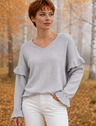 Maglione donna grigio chiaro con scollo a V, volant sulle spalle e maniche lunghe
