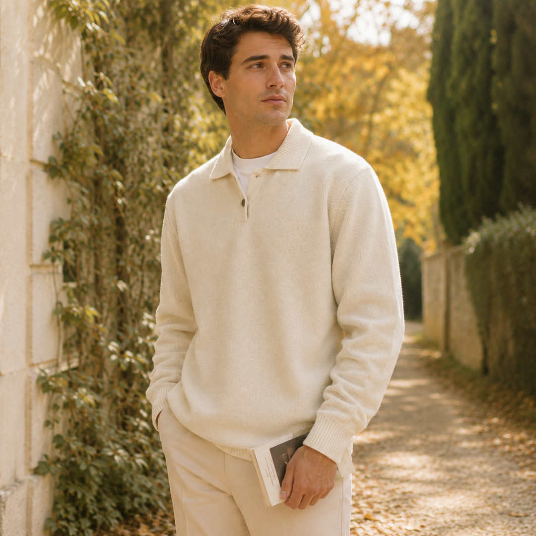 Maglione polo beige in maglia a tinta unita indossato con pantaloni chiari