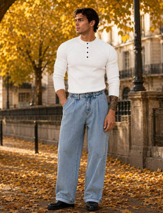 Maglione uomo bianco a coste con collo alla coreana e bottoni, con pantaloni ampi chiari
