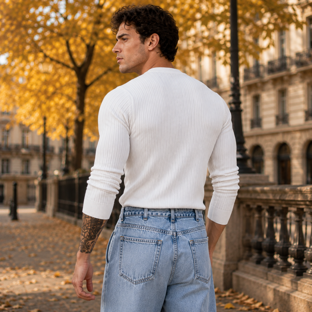 Retro del maglione uomo bianco a coste con righe verticali e orlo rifinito