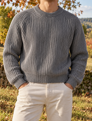 Maglione uomo grigio a coste con girocollo a costine, vista frontale ravvicinata
