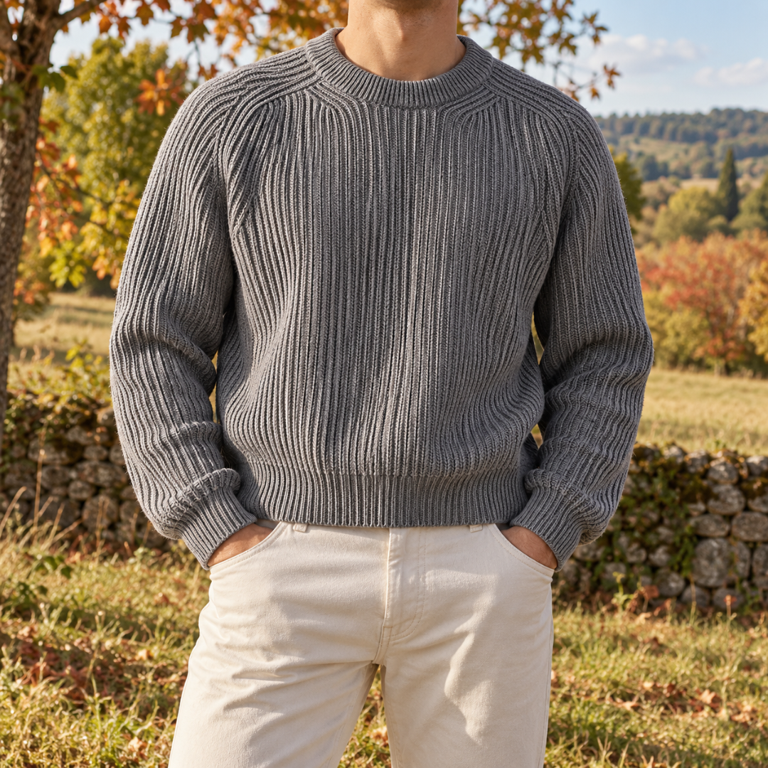 Maglione uomo grigio a coste con girocollo a costine, vista frontale ravvicinata