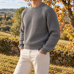 Maglione grigio uomo di tre quarti, maniche raglan e trama verticale in rilievo