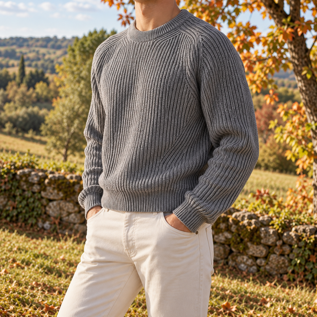 Maglione grigio uomo di tre quarti, maniche raglan e trama verticale in rilievo
