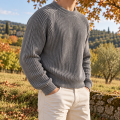Maglione uomo grigio a coste di lato, dettaglio delle maniche lunghe raglan