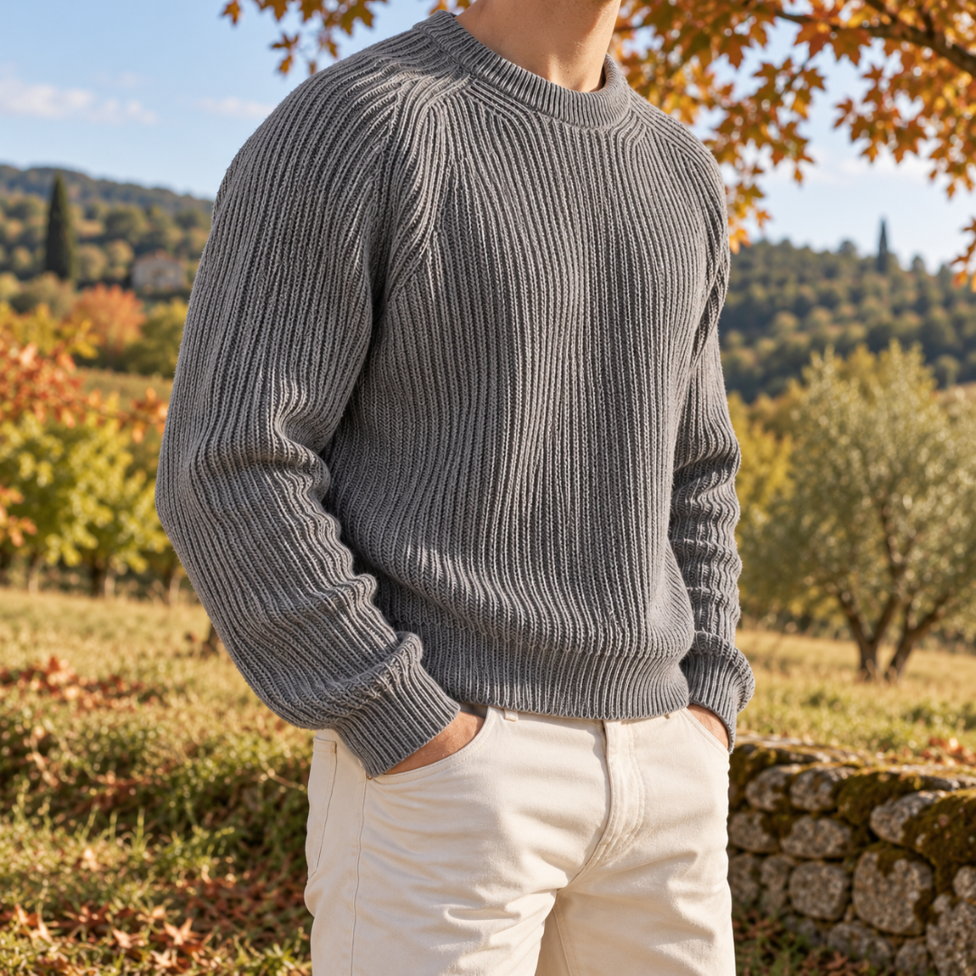 Maglione uomo grigio a coste di lato, dettaglio delle maniche lunghe raglan