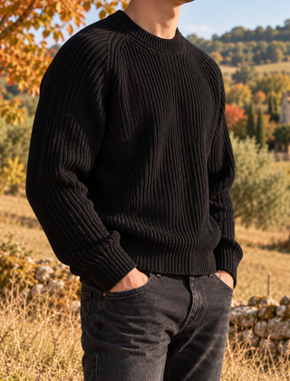 Maglione uomo nero a coste con girocollo, indossato con pantaloni scuri
