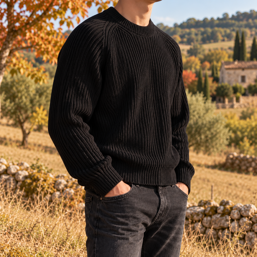 Maglione uomo nero a coste con girocollo, indossato con pantaloni scuri