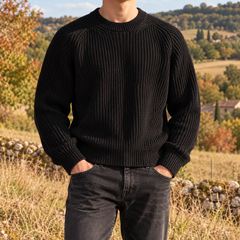 Maglione nero uomo visto davanti, trama a coste e bordo inferiore a costine
