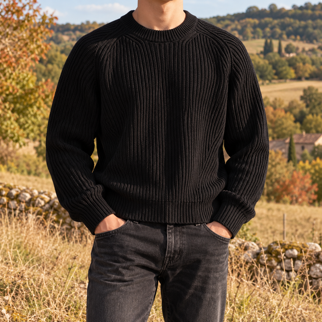 Maglione nero uomo visto davanti, trama a coste e bordo inferiore a costine