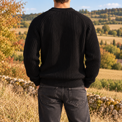 Schiena del maglione uomo nero a coste con cuciture raglan sulle spalle