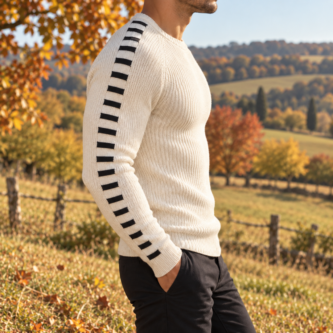 Vista laterale del maglione bianco con righe nere lungo la manica raglan