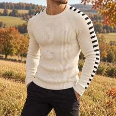 Maglione bianco a coste con polsini a costine e righe nere sulle spalle