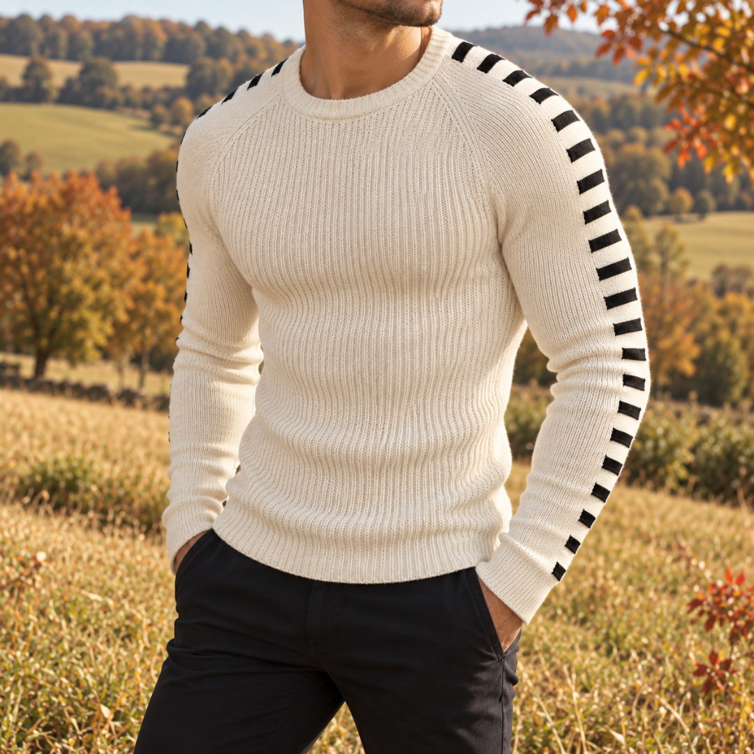Maglione bianco a coste con polsini a costine e righe nere sulle spalle