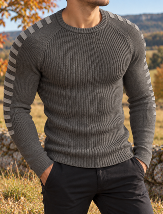 Maglione uomo grigio scuro a coste con righe chiare sulle maniche raglan