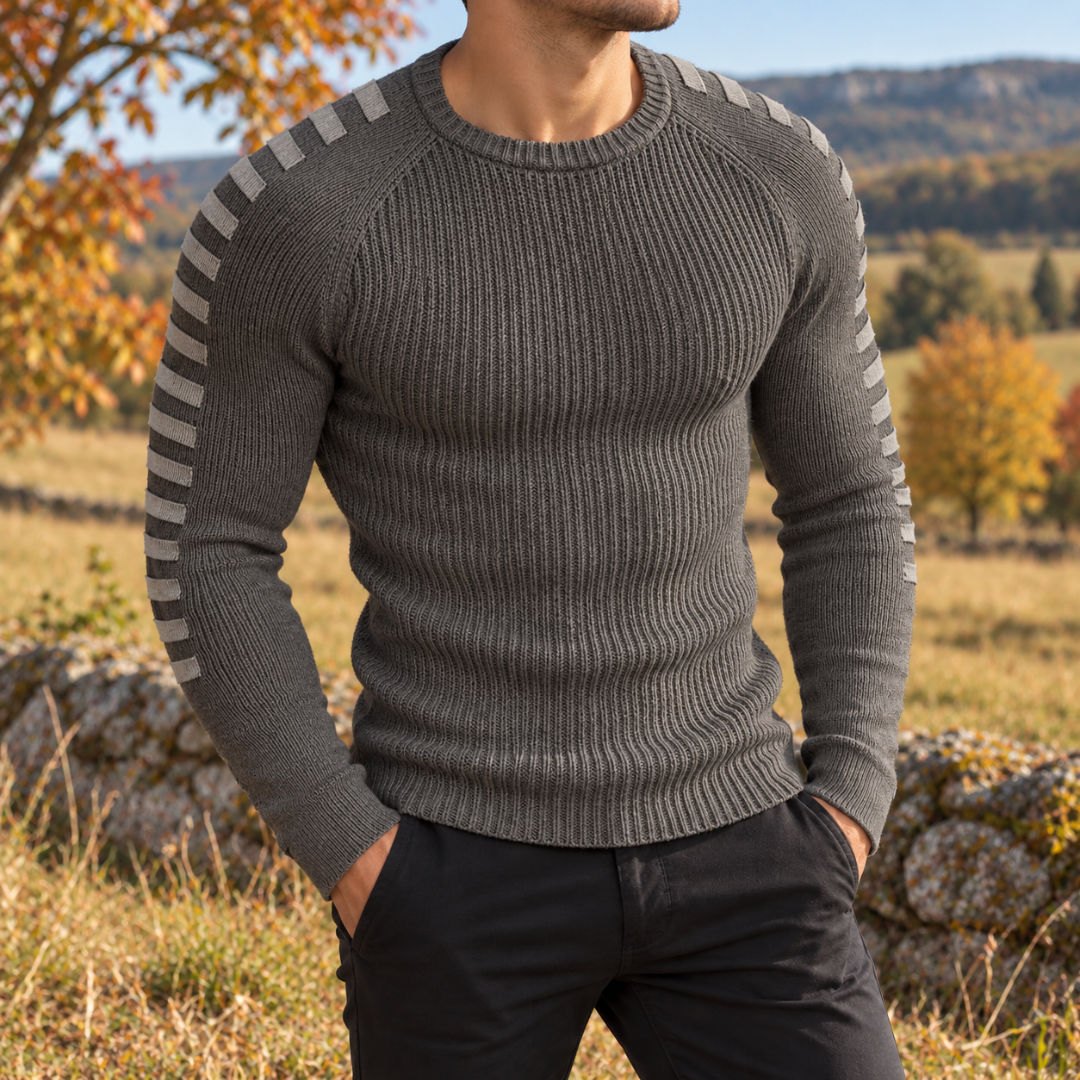 Maglione uomo grigio scuro a coste con righe chiare sulle maniche raglan
