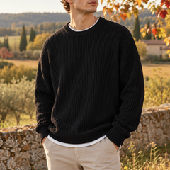 Maglione uomo nero a coste con girocollo, indossato su t-shirt bianca