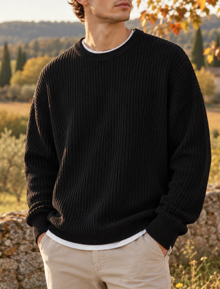 Maglione uomo nero a coste con girocollo, indossato su t-shirt bianca