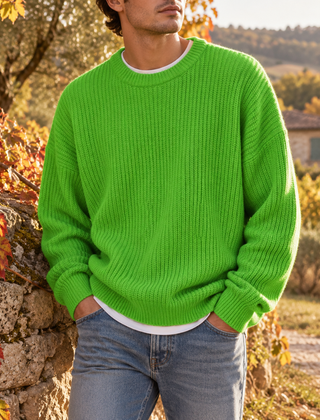 Maglione uomo verde brillante a coste abbinato a pantaloni chiari