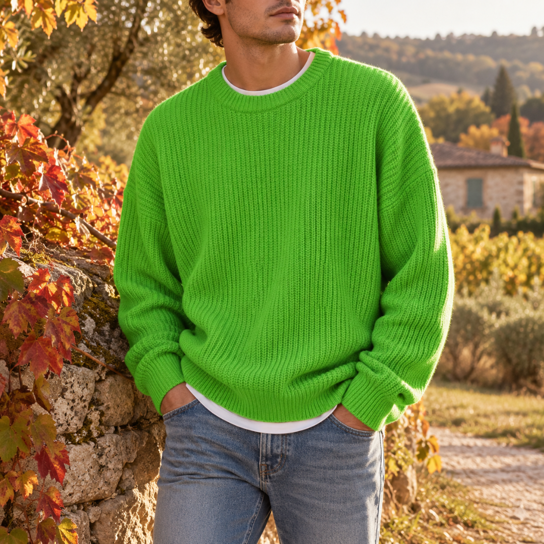 Maglione uomo verde brillante a coste abbinato a pantaloni chiari