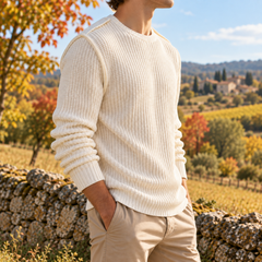 Maglione uomo bianco di tre quarti, cucitura a vista sulla spalla e polsini a costine