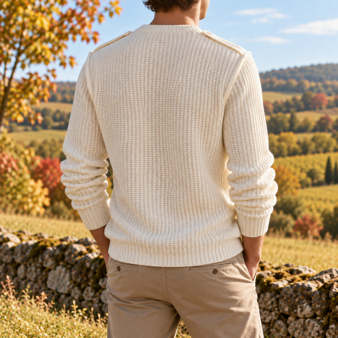 Retro del maglione uomo bianco con maglia a coste e fondo rifinito a costine