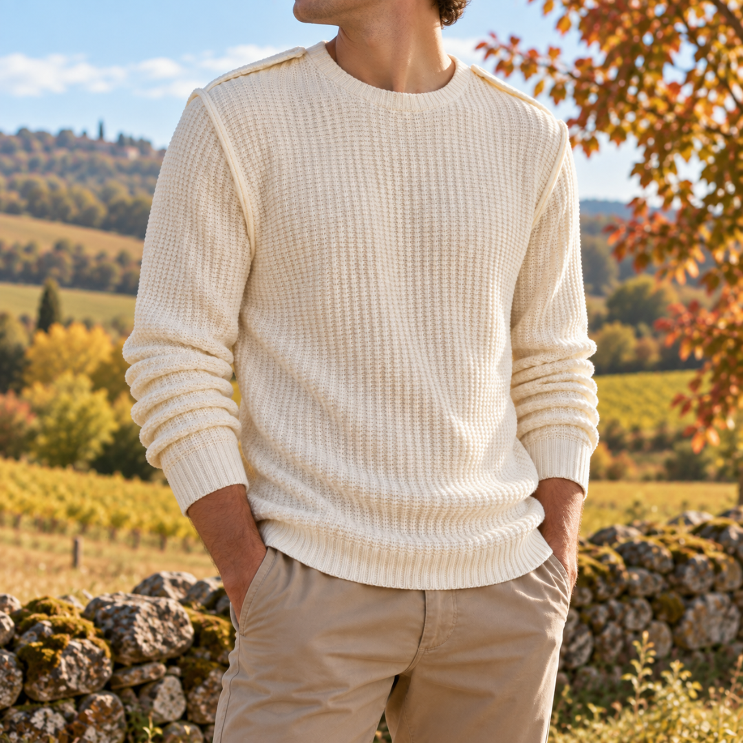 Maglione uomo bianco a girocollo indossato con pantaloni chino beige chiari