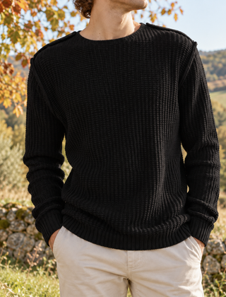 Maglione uomo nero a girocollo in maglia a coste con polsini e fondo a costine