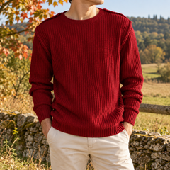 Maglione uomo rosso in maglia a coste con girocollo e cuciture a vista sulle spalle