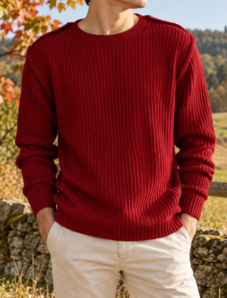 Maglione uomo rosso in maglia a coste con girocollo e cuciture a vista sulle spalle
