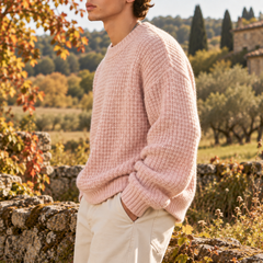 Vista laterale del maglione uomo rosa con maniche lunghe e polsini a coste