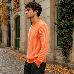 Maglione arancione a righe verticali, vista laterale con maniche lunghe e fondo a costine