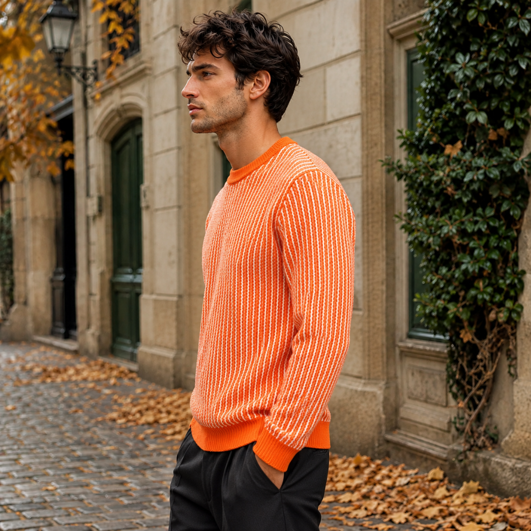 Maglione arancione a righe verticali, vista laterale con maniche lunghe e fondo a costine