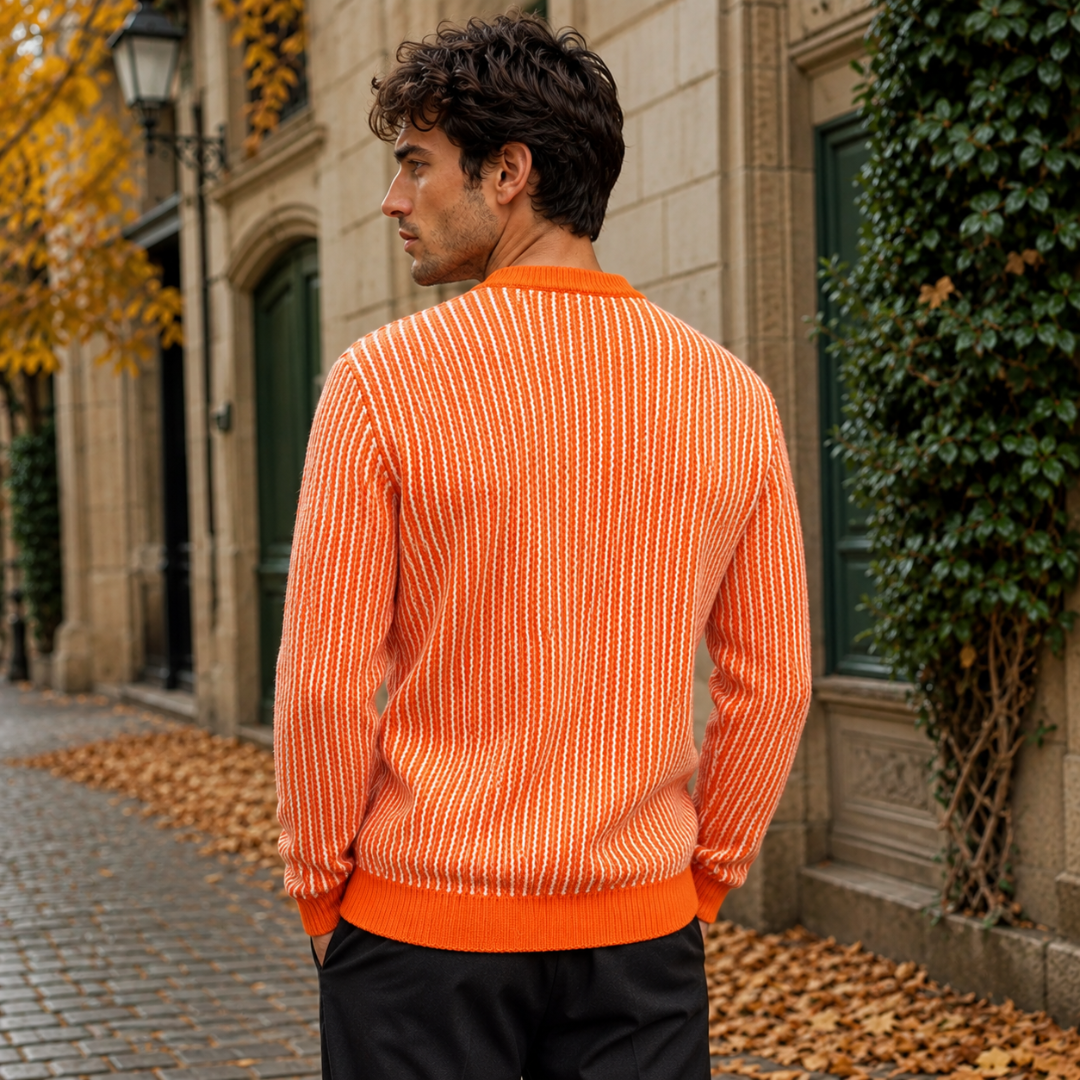 Retro del maglione uomo arancione con righe verticali e bordo inferiore a costine